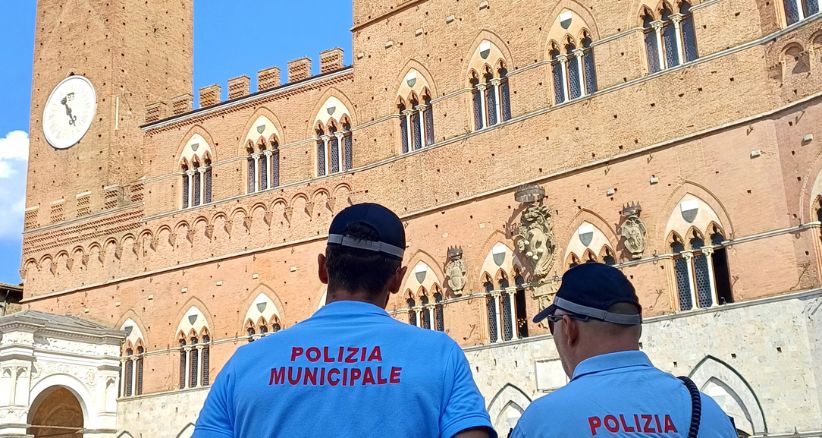 Autobus turistico non si ferma all’alt: interviene la polizia locale