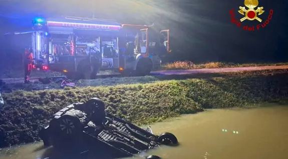 Auto finisce in un fosso, muore la conducente