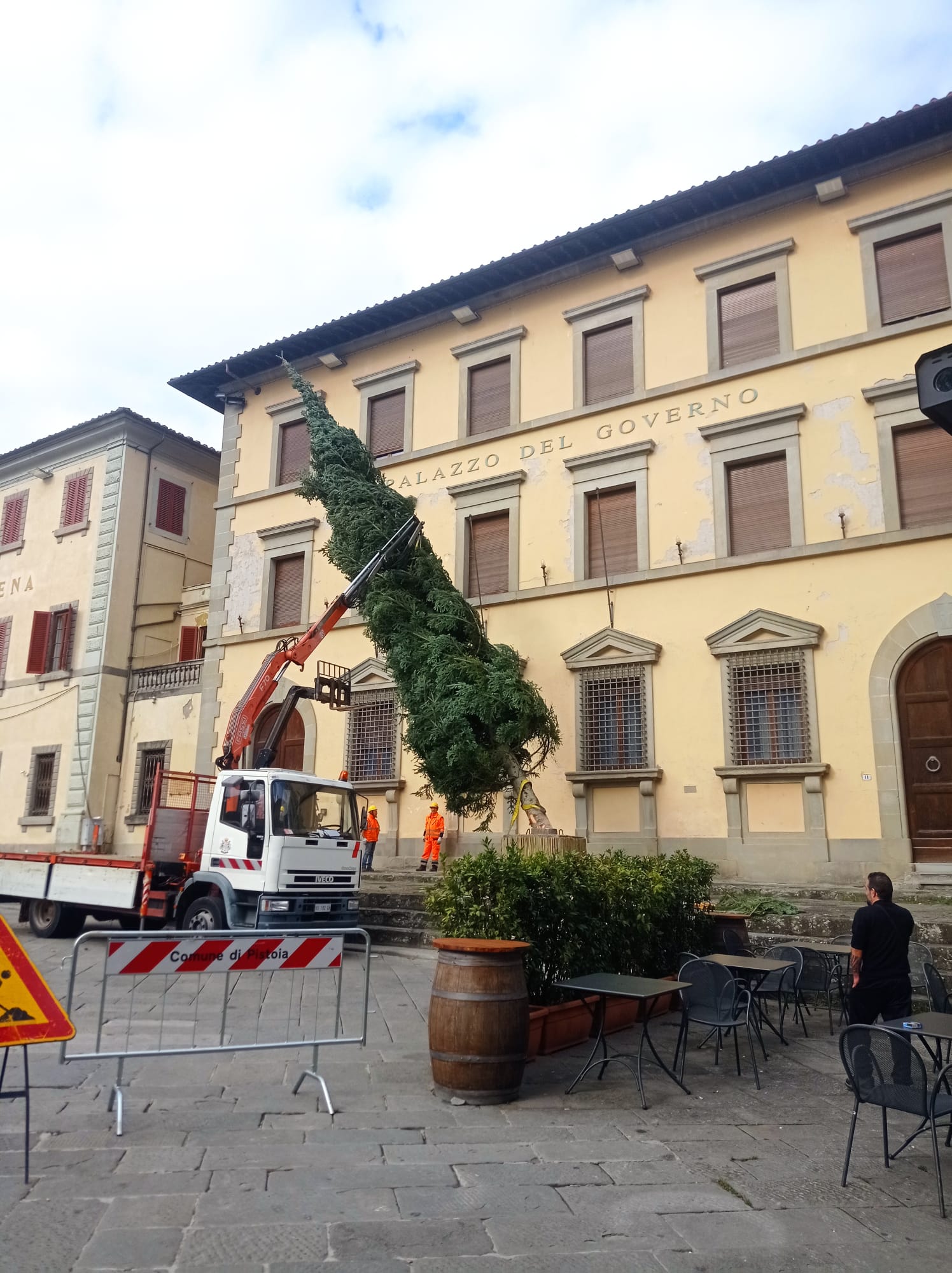 È ARRIVATO  L’ ALBERO DI NATALE