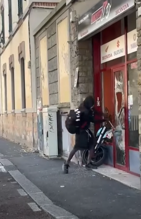 Spacca la vetrina di un negozio a colpi di aspirapolvere e minaccia i passanti (VIDEO)