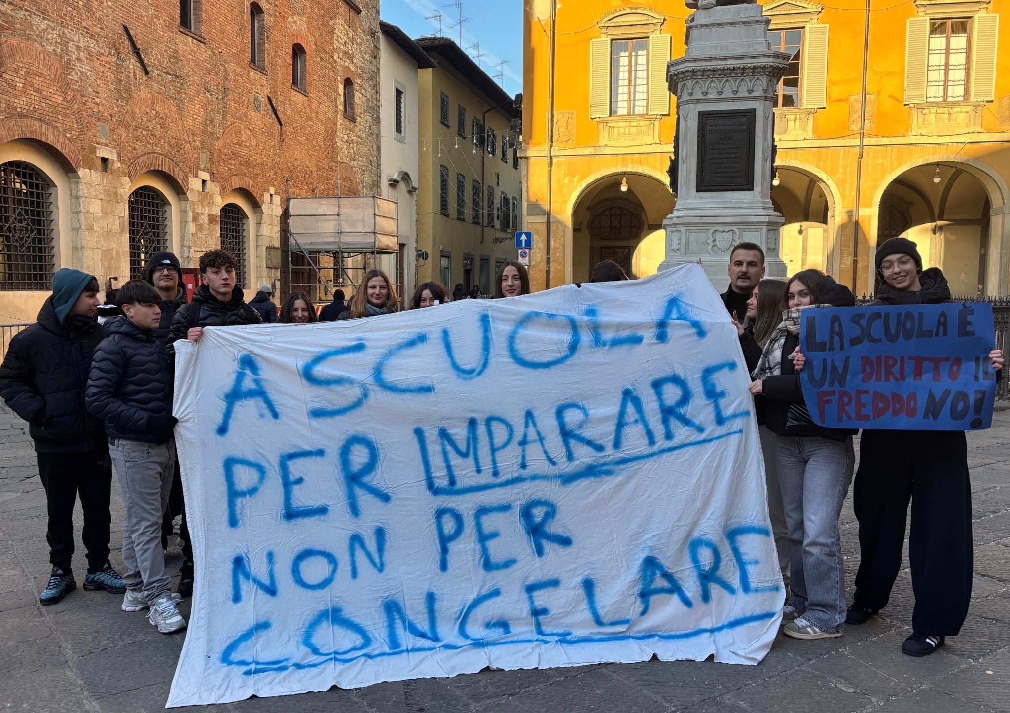 Gramsci Keynes, studenti in piazza contro il gelo nelle aule del Rodarino. Stanasel: โBasta promesse, la Provincia intervenga subitoโ