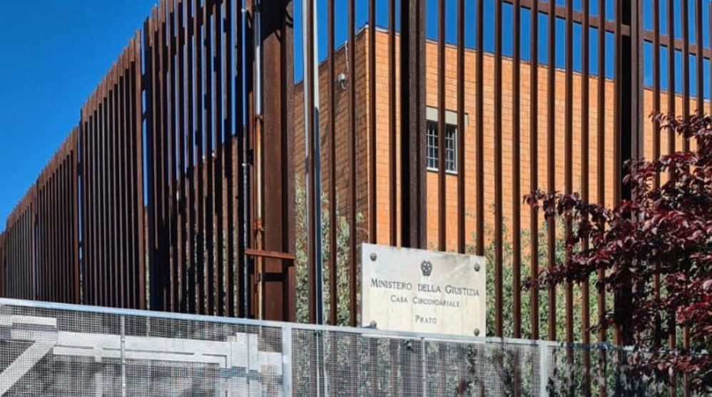 Cella troppo piccola: sconto di pena e risarcimento per detenuto accusato di violenza sessuale