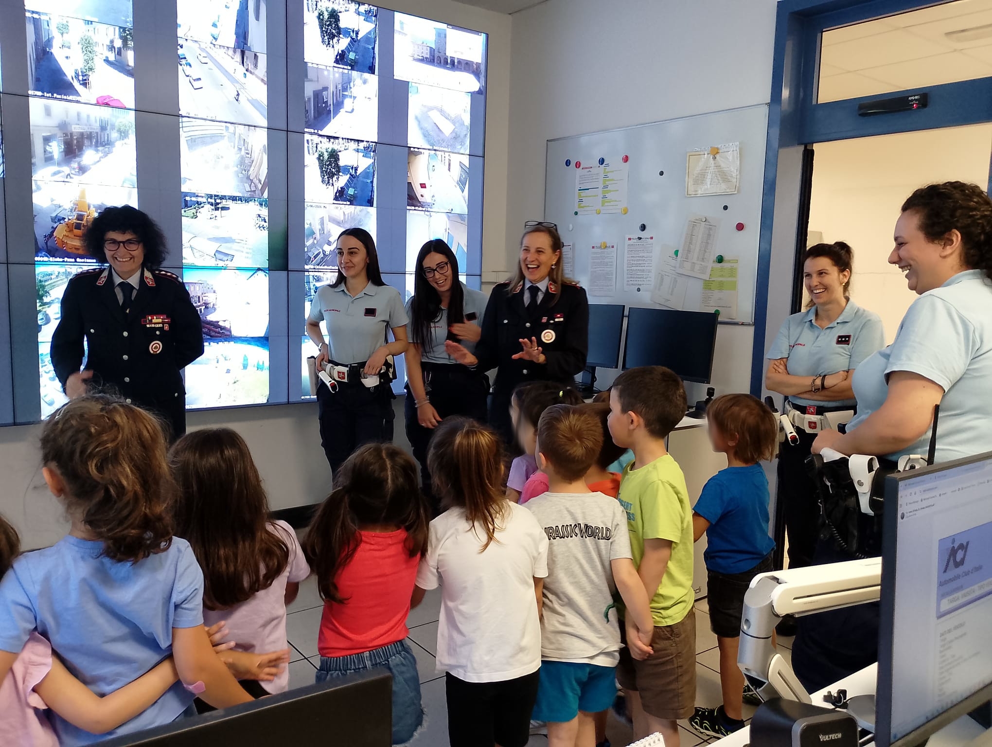 “Una giornata con la Polizia Localeโ: la scuola dellโinfanzia Marino Marini alla scoperta del lavoro degli agenti