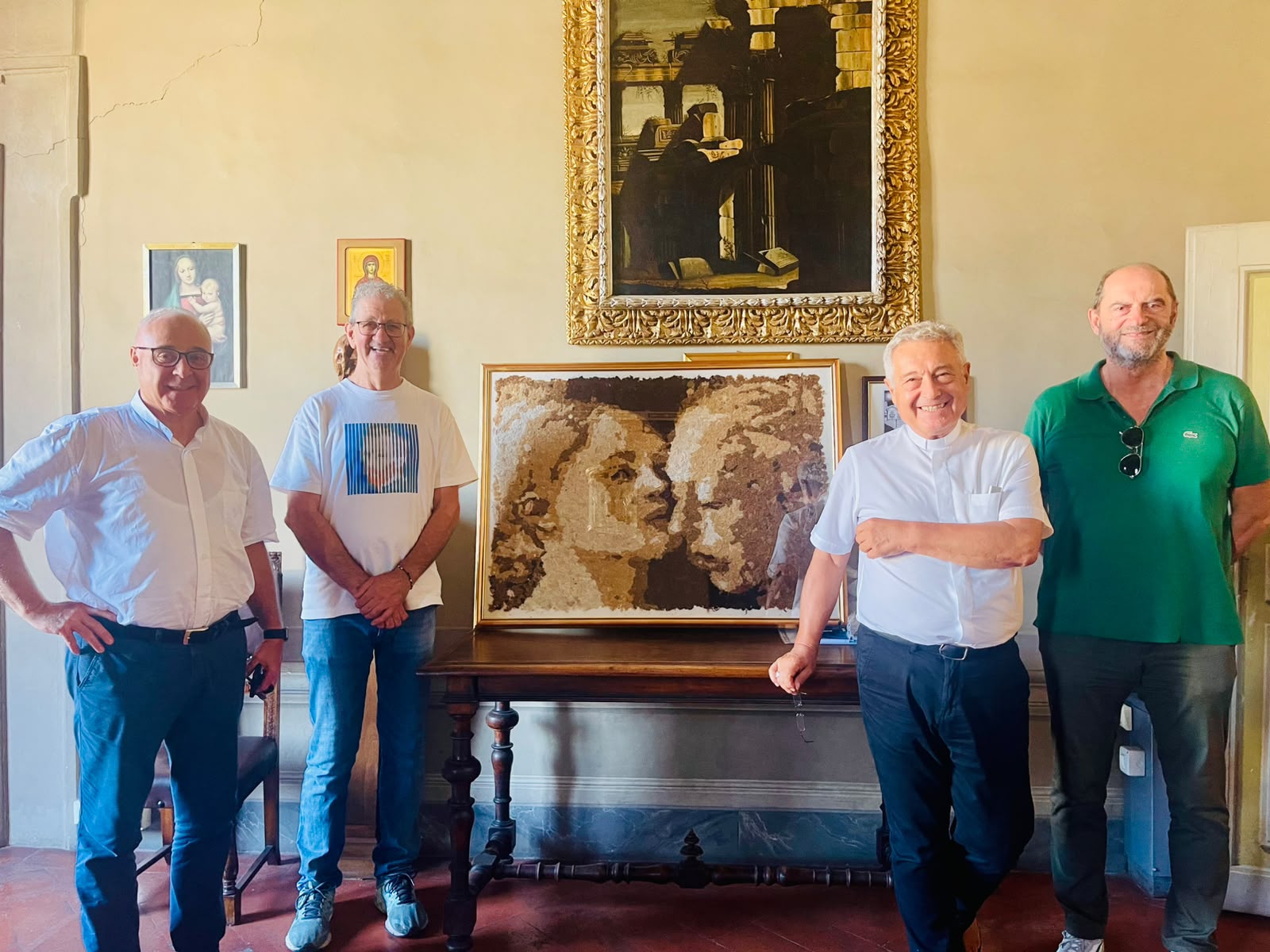 Trafi Creativitร Tessile consegna al vescovo Nerbini l’opera in lana rigenerata ispirata a Filippo Lippi