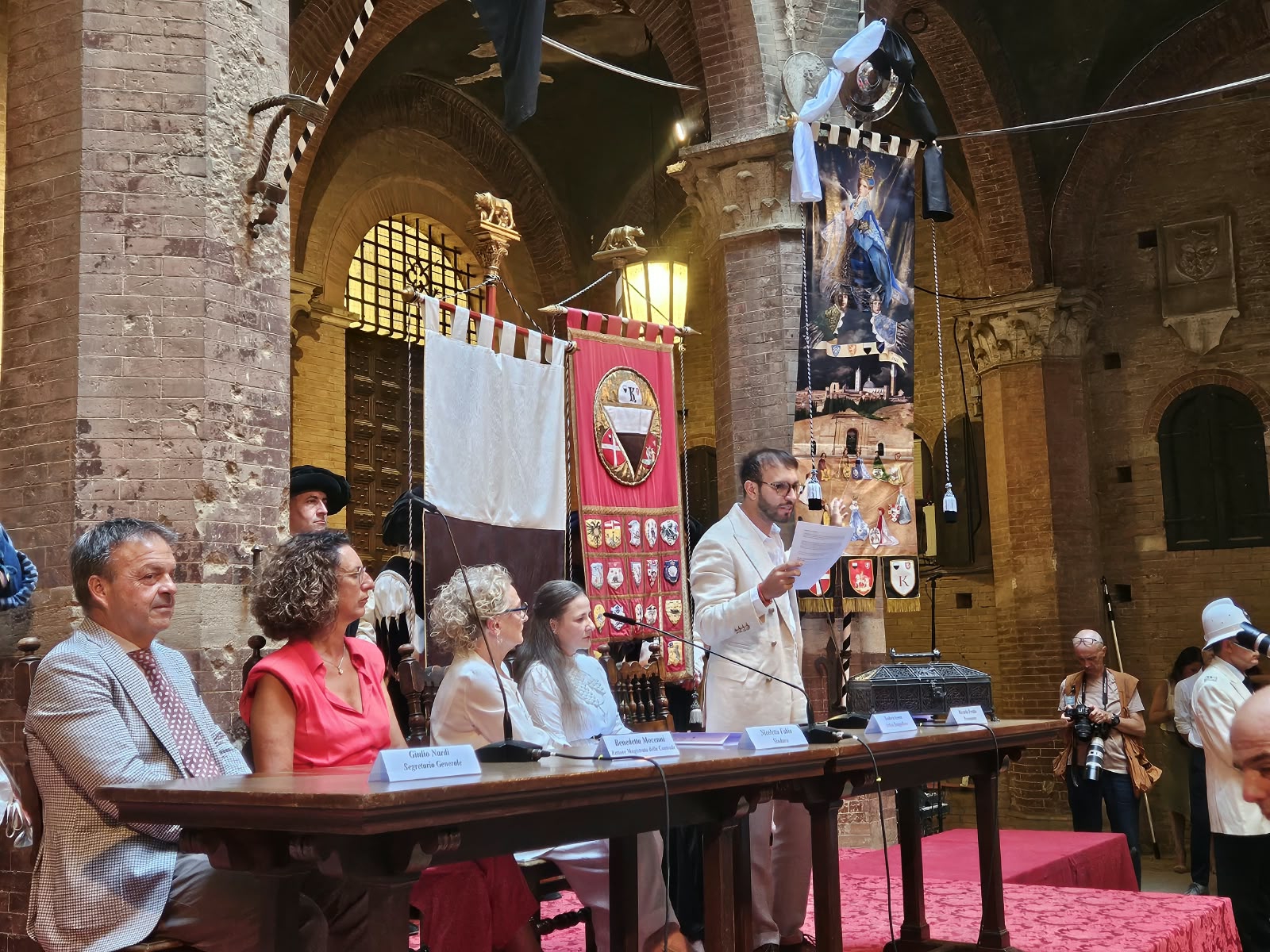 Presentato questo pomeriggio nel Cortile del Podestร di Palazzo Pubblico. Palio del 16 agosto, svelata lโopera di Teodora Axente