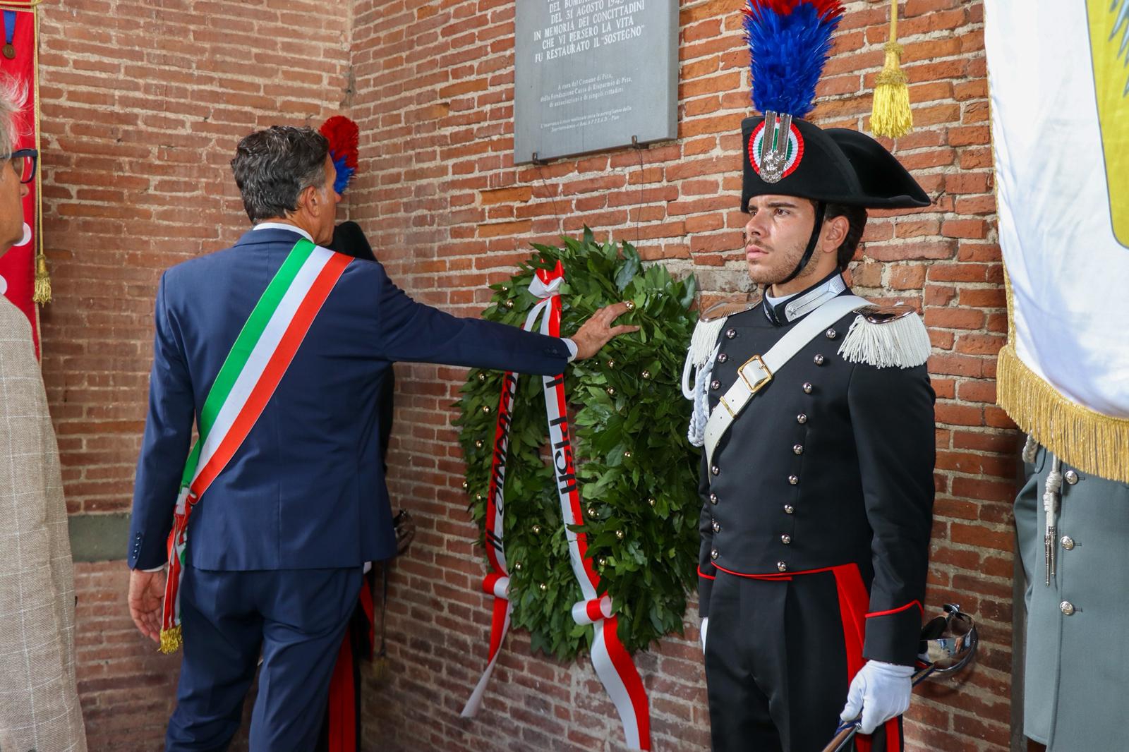 Pisa commemora le vittime del primo bombardamento della cittร , il 31 agosto 1943.ย
