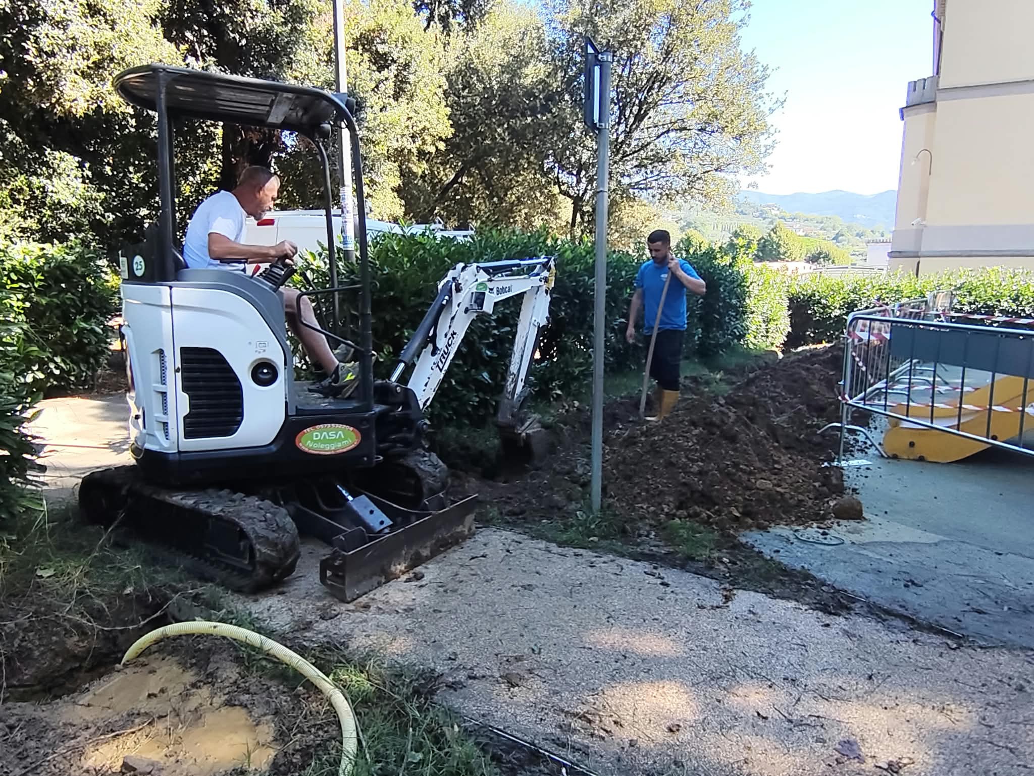 Lavori nel parco del Villone Puccini: chiusura parziale dell’area giochi per il ripristino della rete idrica compromessa.ย