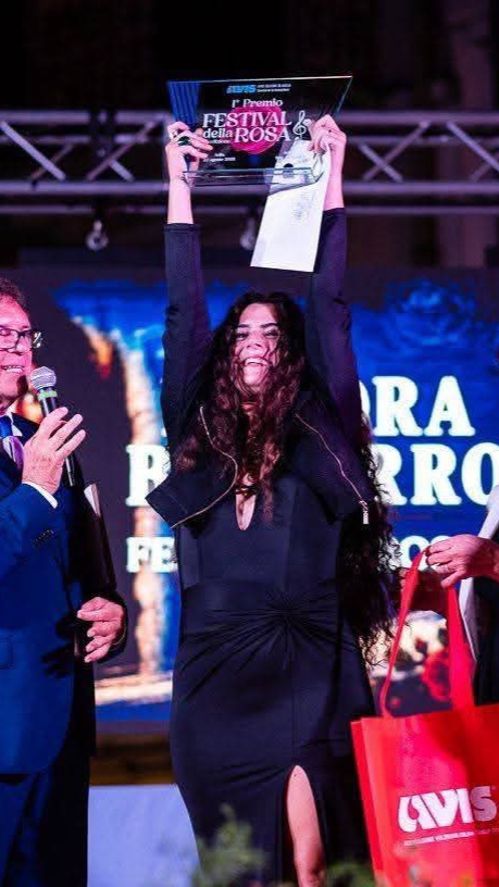 L’artista Debora Bizzarro si presenta al pubblico per la prima volta come cantautrice con il brano “Vivere o Morire”: conquista la Lunigiana e arriva a Il Cantagiro 2026 come finalista