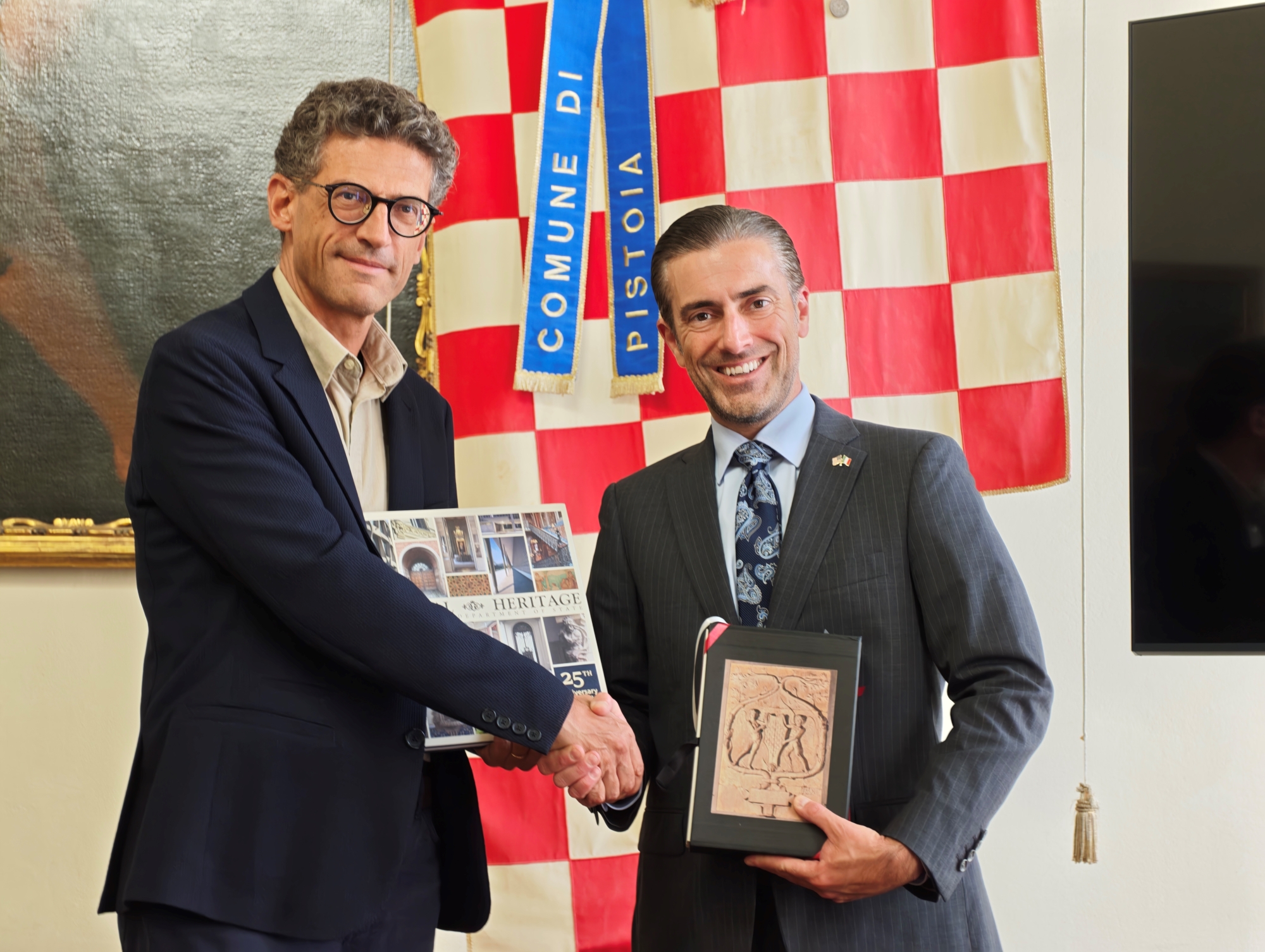 Il nuovo Console Generale USA Joe Tordella a Pistoia per un primo incontro: l’accoglienza del Sindaco Giovanni Capecchi a Palazzo di Giano
