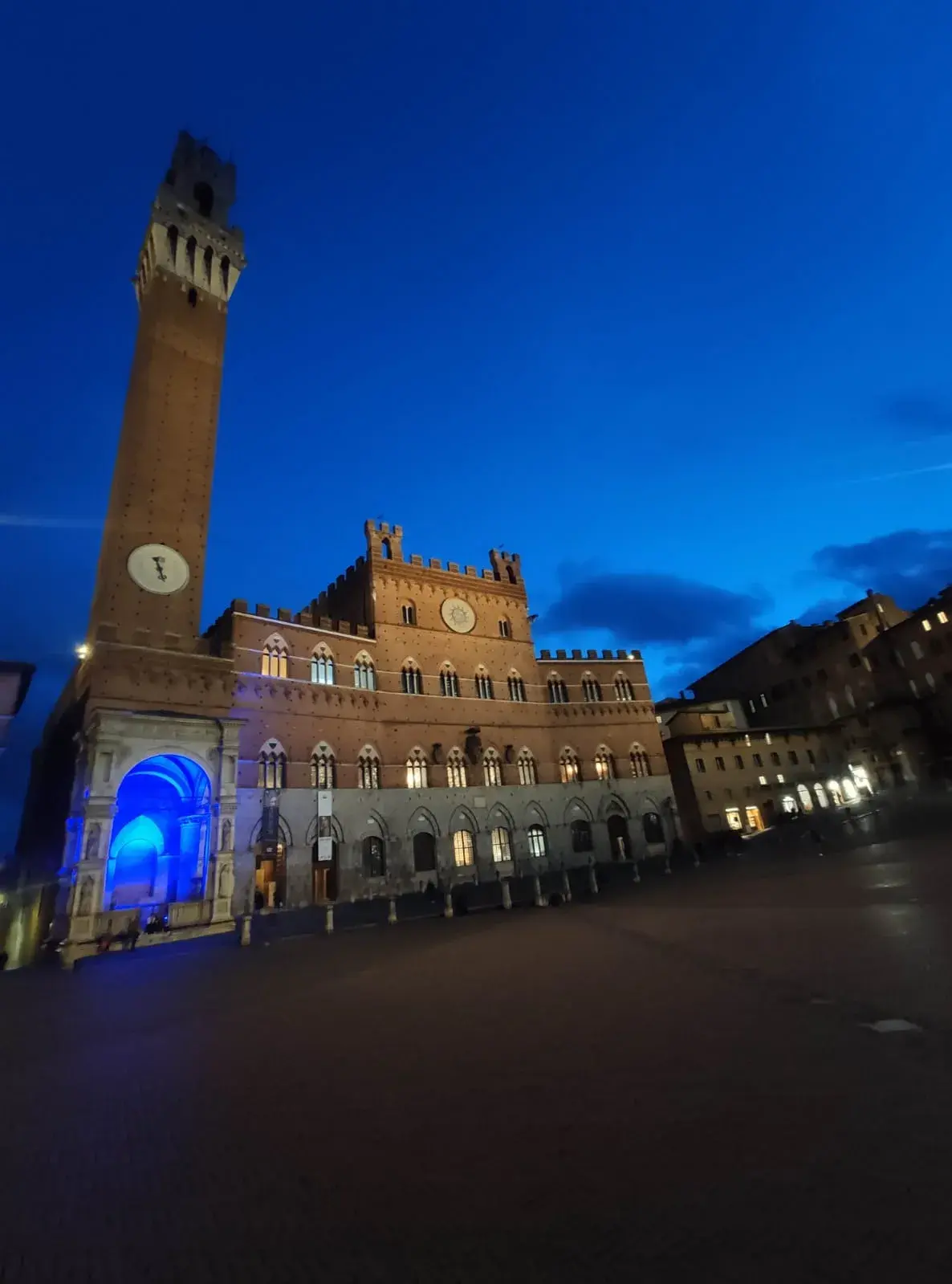 La Cappella di Piazza del Campo illuminata diย blu per la giornata Mondiale della Fibrosi Cistica